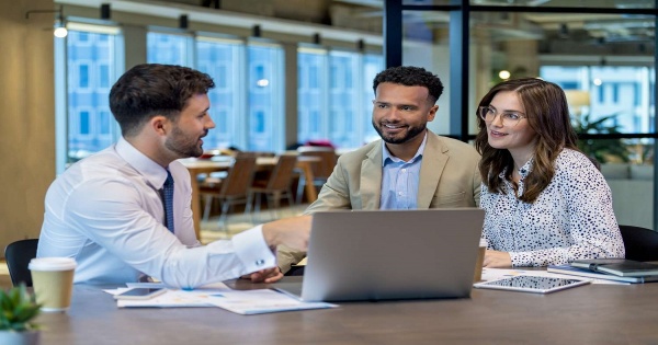 Casal em processo de compra de casa com consultor imobiliário no Norte de Portugal